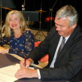 Bürgermeisterin Susanne Schaab (Schotten) und (damaliger) Bürgermeister Peter Klouda (Rymarov) bei der Unterzeichnung der Urkunde, mit der die Partnerschaft bestätigt und erneuert werden soll am ??.??. 2017 in in der Festhalle von Rymarov
