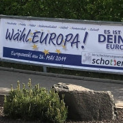 Banner zur Europawahl im KreisverkehrMit einem großen Banner im Kreisverkehr nähe Bauhof ruft der Verschwisterungsverein Schotten zur Beteiligung an der Europawahl 2019 auf. Die Botschaft ist Wähl Europa! Denn: Es ist Dein Europa!