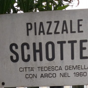 In Arco gibt es schon seit vielen Jahren einen "Piazzale Schotten" ("Schottener Platz") in Erinnerung an die deutsche Stadt, die seit 1960 mit Arco verschwistert ist (so steht es auf dem Schild). Der Platz, ein Parkplatz, liegt zwischen dem Supermarkt "Orvea" und der Post. Neben dem Hinweisschild befinden sich ein Gedenkstein und ein kleiner Brunnen.